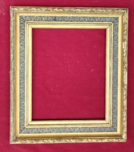 Cornice dorata e a pastiglia con bella decorazione a rilievi nera. Sagoma a guscia  modanata con  treccia  lungo il bordo esterno lXIX° sec. luc est.37x45 cm.57x65
